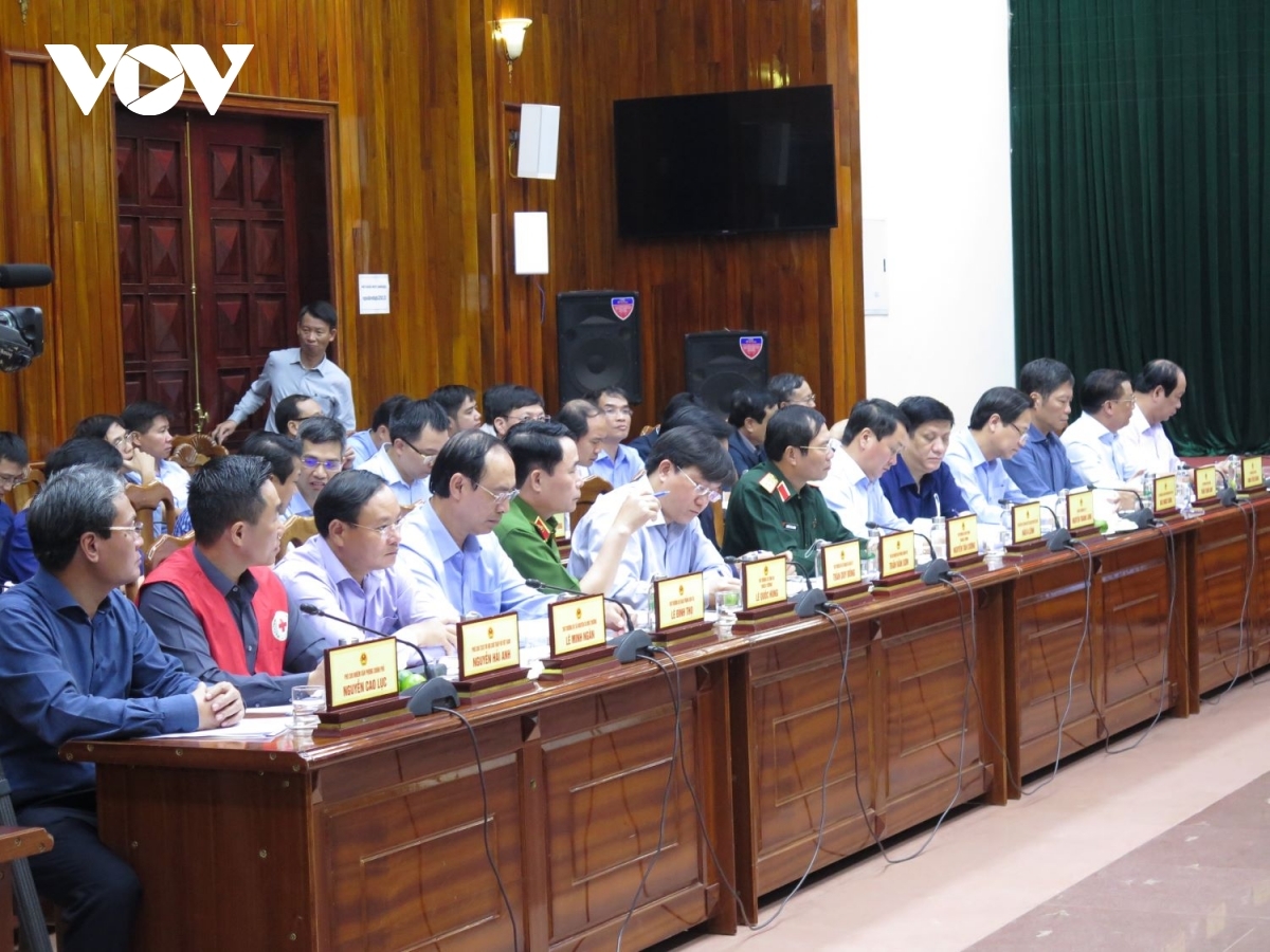 During the course of meeting, pm phuc emphasises that historic level flooding to hit region has caused great damage residents throughout central region, with 119 people reported dead, including 33 soldiers who have been involved in perilous rescue work